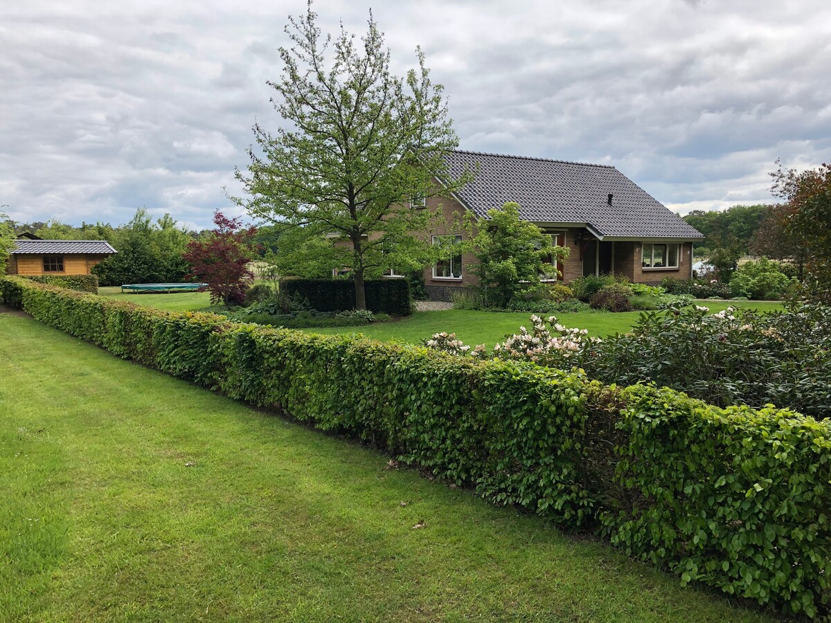 Vrijstaande woning met ruime tuin en terras