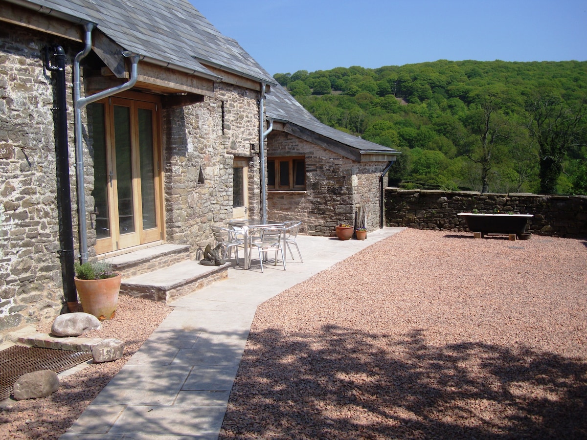 Beautiful 18th century barn on Sugar Loaf mountain