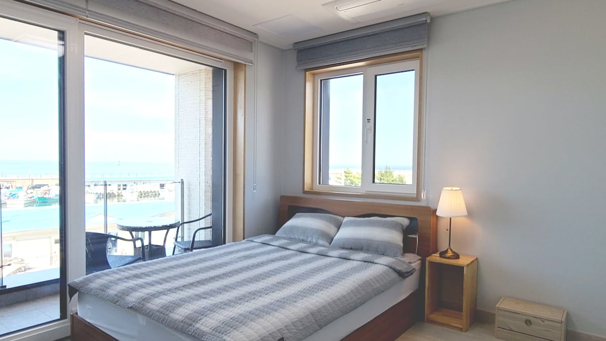（ Ayajin海景）
从三楼卧室欣赏小海港和海景，开始新的一天……