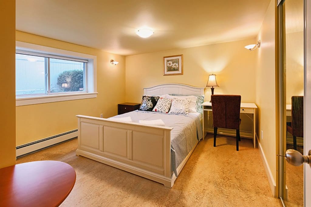 Vancouver Room Close to Airport [ 蜂鸟民宿 ] 