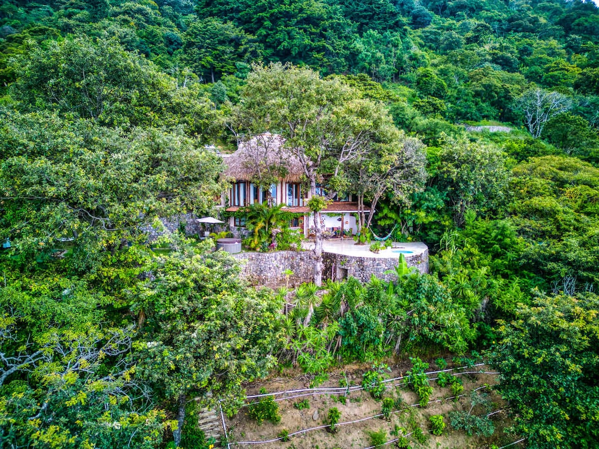 可欣赏迷人景色和按摩浴缸的生态山间别墅