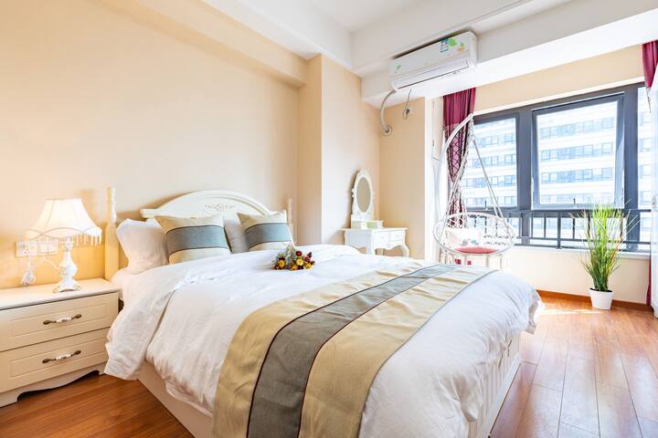 (已消毒安心住)虎门万达广场公寓商圈 大飘窗 轻奢大床房 近地铁站