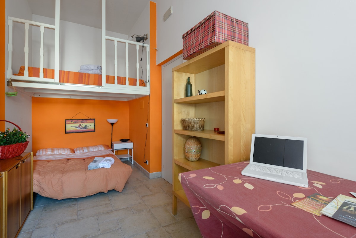 橙色房间，床位。