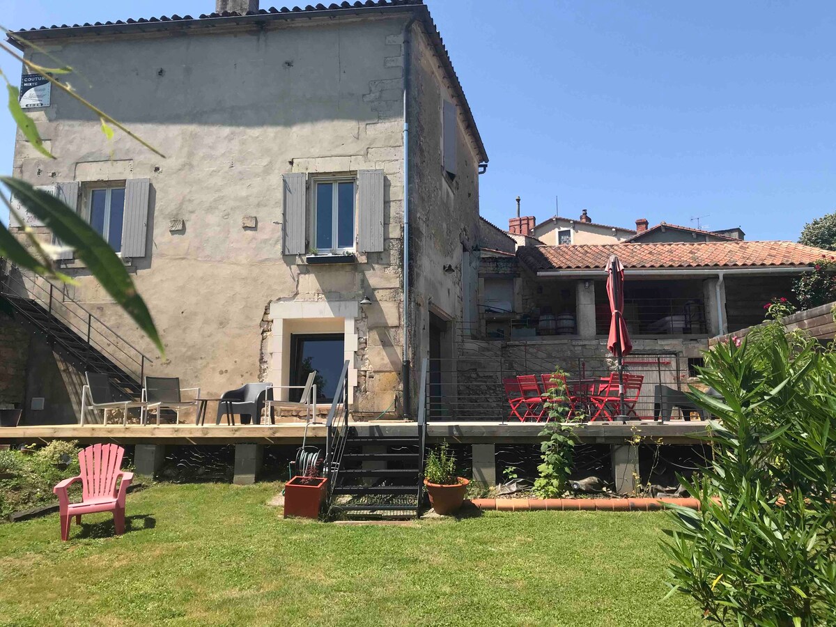 La maison aux terrasses, bordée par la Charente