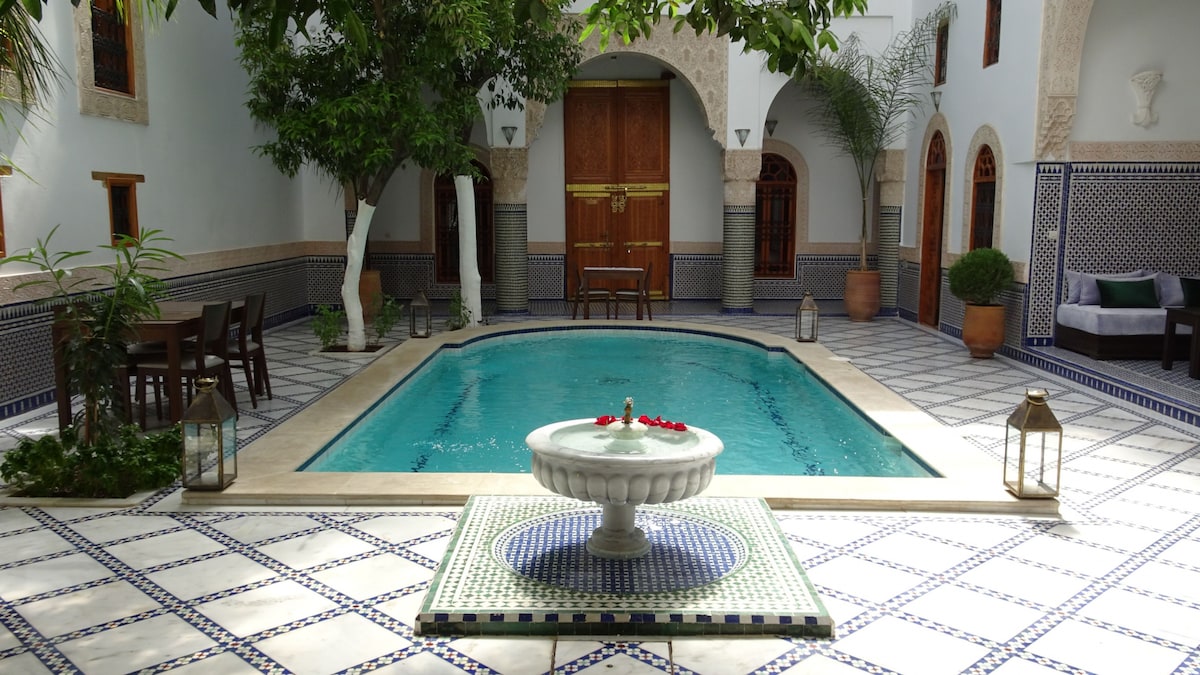 Riad traditionnel dans la médina: chambre quadruple