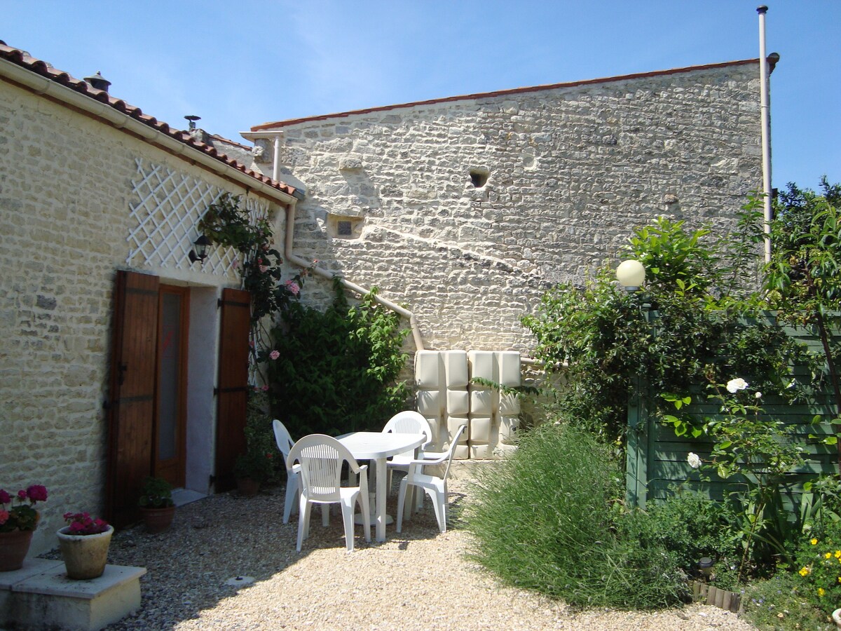 拉罗谢尔（ La Rochelle ）附近的Le Puits翻新小屋。