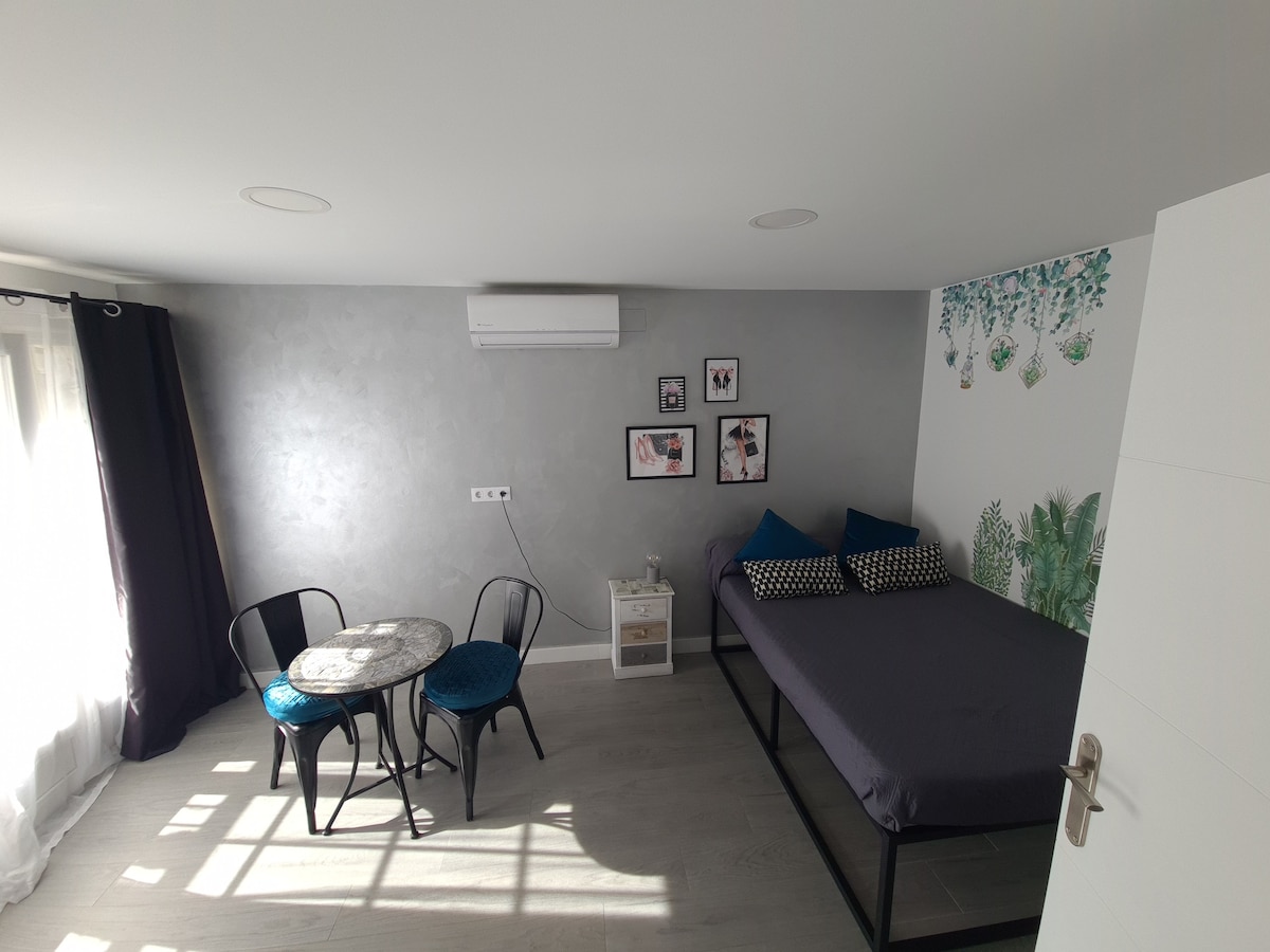 位于韦尔瓦（ Huelva ）市中心Chica岛（ Isla Chica ）的美丽独立房间。 
房间可供两位房客入住，配有双人床，非常明亮宽敞；通往阳台的独立出口，朝向主街。
