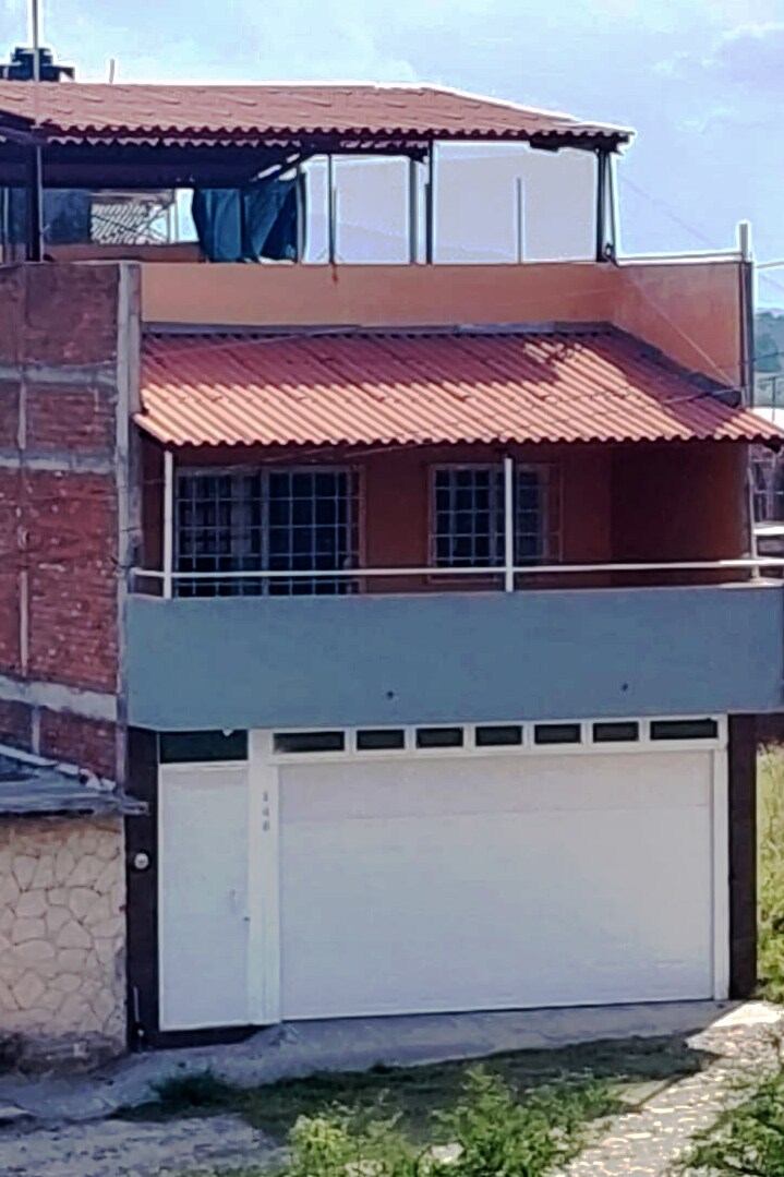 Casa 3 niveles con terraza, asador y clima.