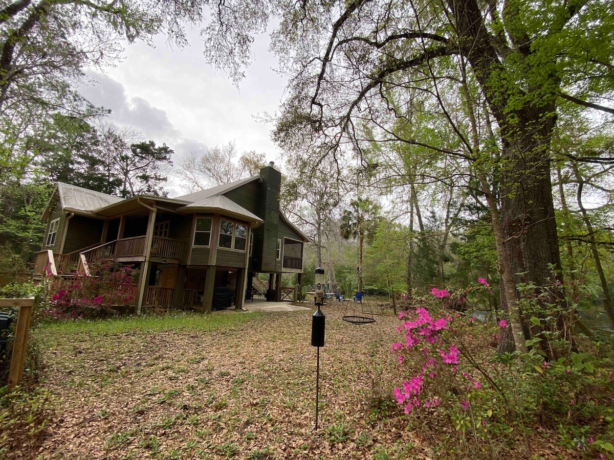 Riverfront cottage in the trees