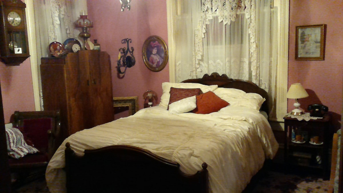 Sacajawea Room, The Mays Place BNB, Queen bed