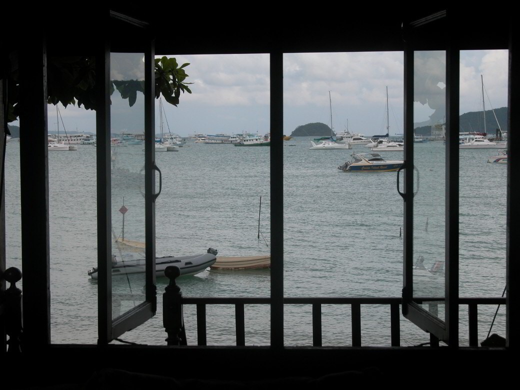 普吉海滩别墅（ Phuket Beach House ）位于查龙湾（ Chalong Bay ）