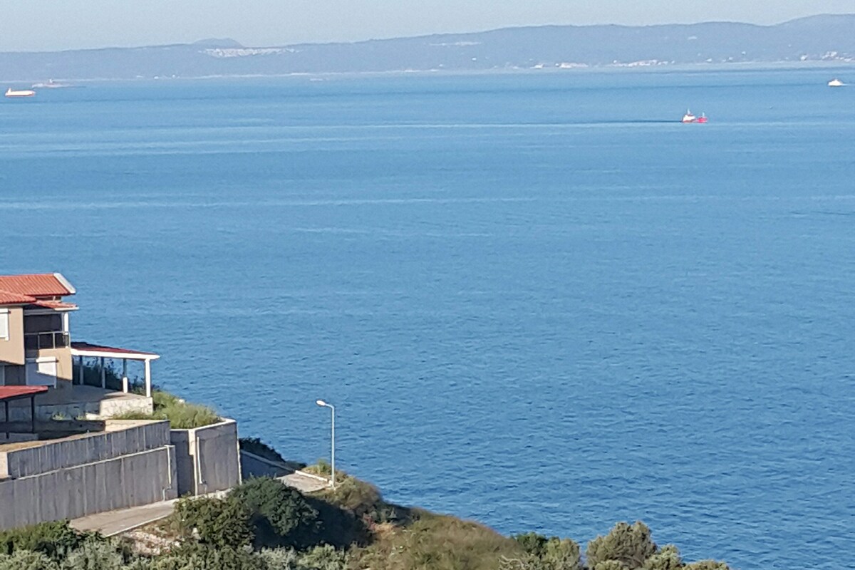 这里有码头和海滩，可欣赏海景和岛屿风光。