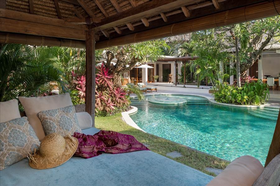 著名巴厘岛海滨热带泳池天堂别墅