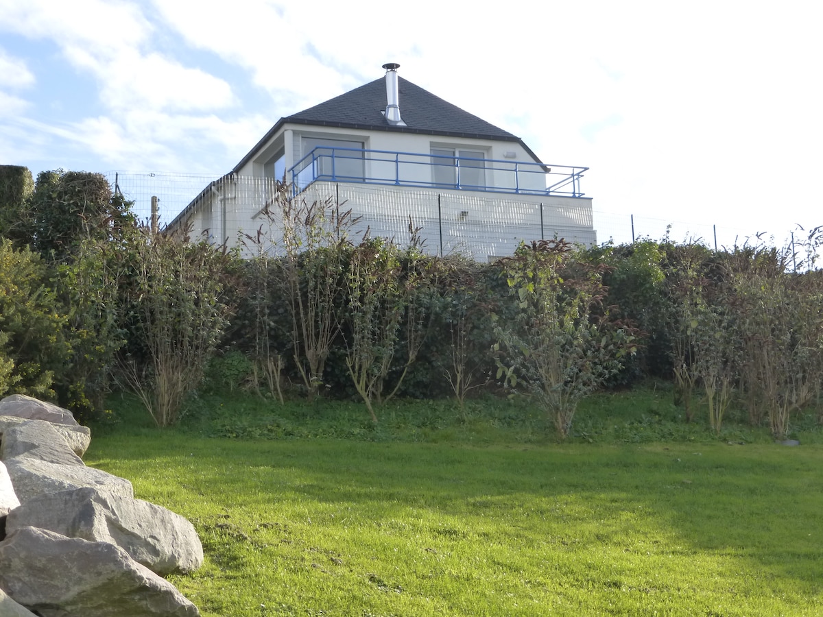 靠近海滩的美丽小屋海景