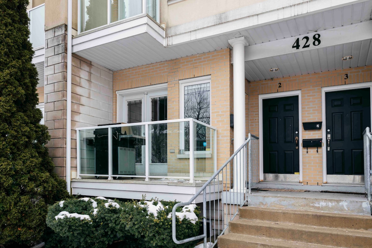 Stunning Modern Private Townhouse in Toronto!