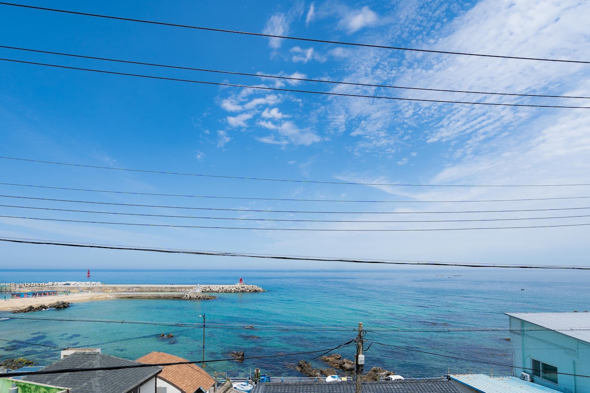 一栋大型屋顶红砖房，一览即可欣赏海景