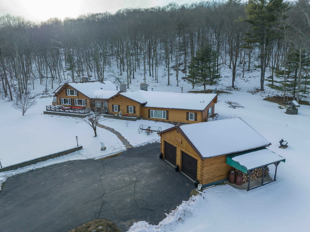 Cabin w/hot tub/fire pit/hiking/skiing!