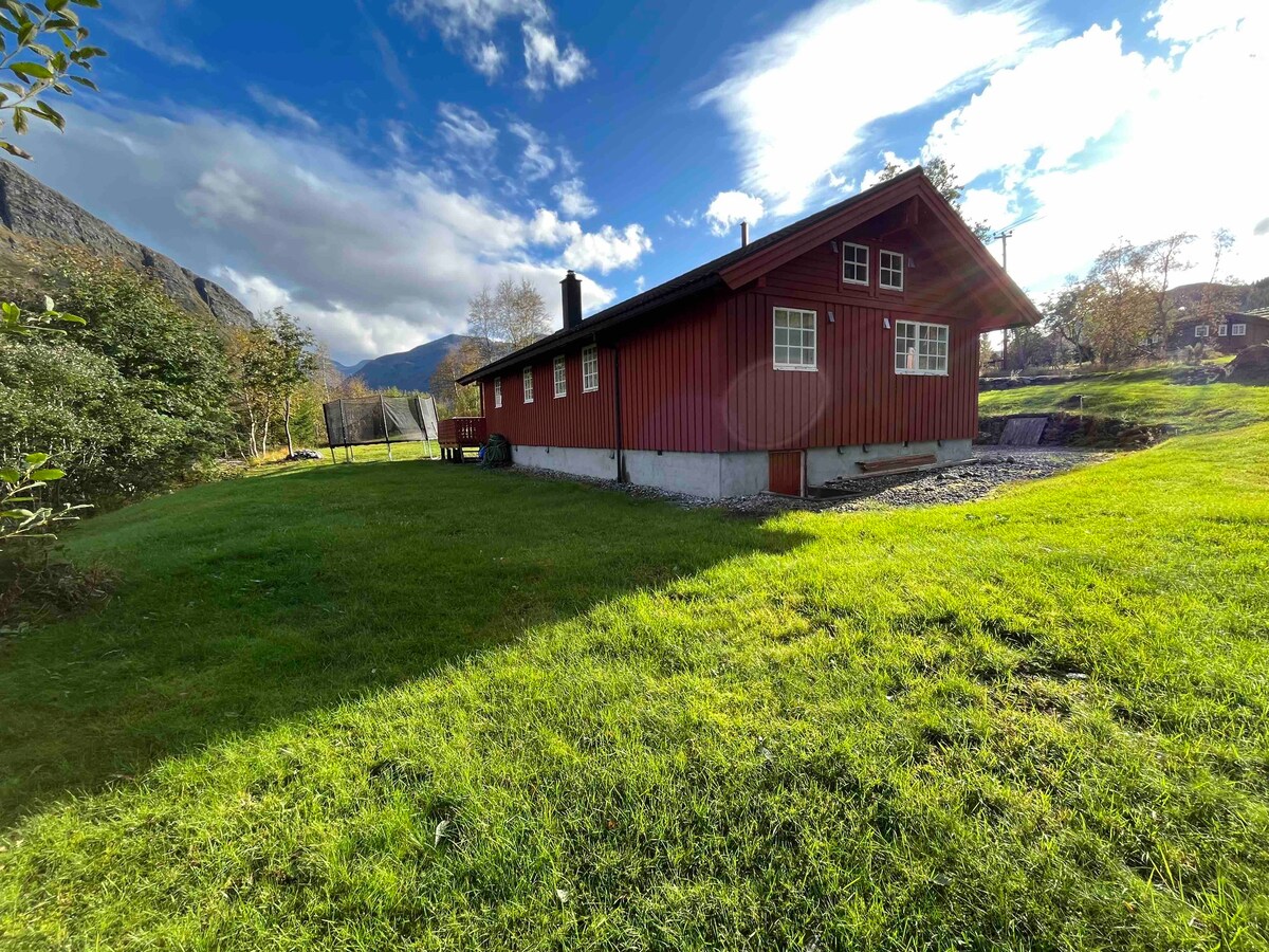 Hytte på Overøye (Stordal i Fjord kommune)