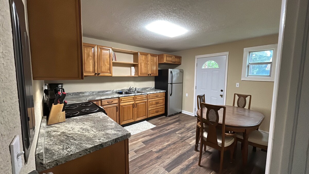 2 Bed Apt, 15 min from Camp Blanding. 30 min to UF