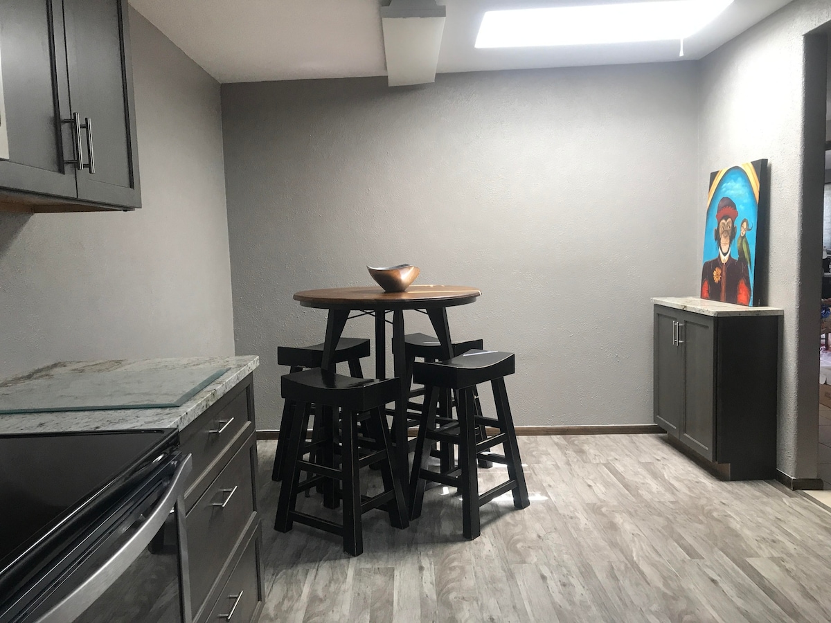 Appox. 3 blocks from LANL-renovated room rental