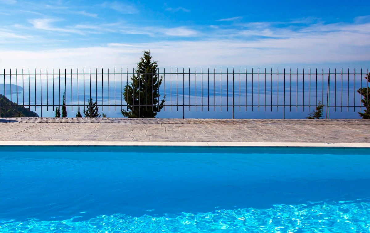 蓝色别墅，带泳池和独特景观