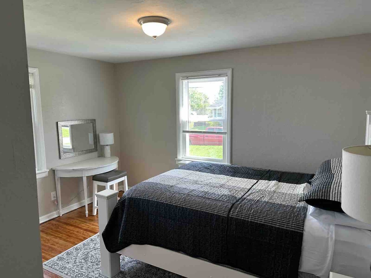 Cheerful 2BR Mins to Downtown & Newport w/ Parking