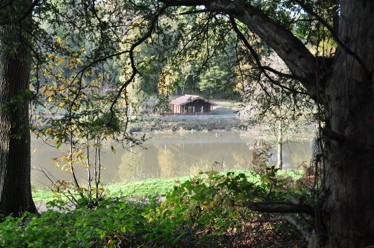 湖畔传统木屋