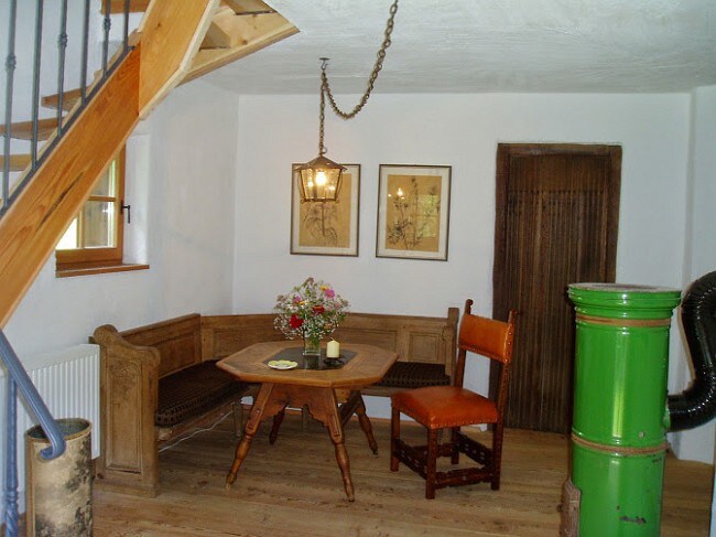 位于Tyrolean farmhouse的Half house "Brunnenhaus"