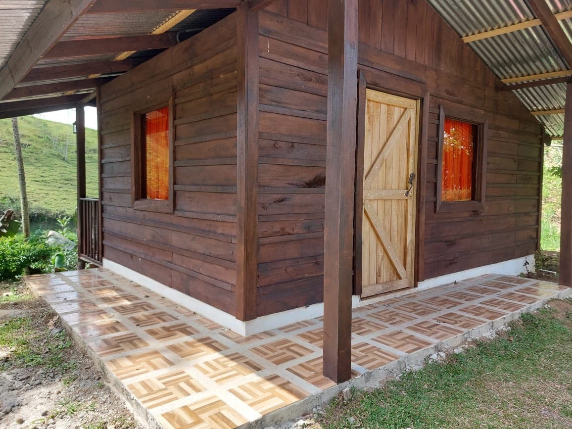 质朴的小木屋，我们提供餐厅服务、宽敞的空间和农场动物