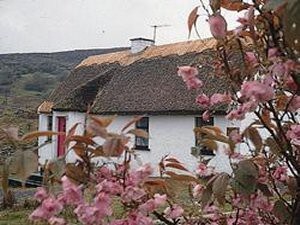 康尼马拉山（ Connemara Hills ）的传统茅草小屋