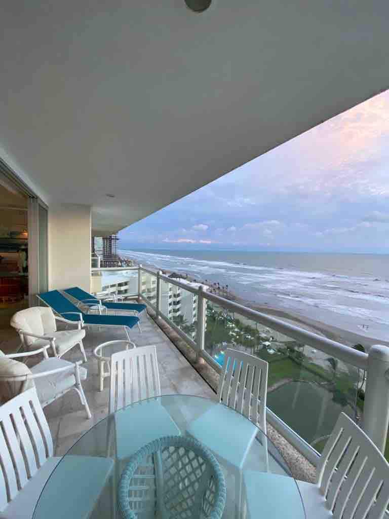 海滩上的豪华顶层公寓，适合家庭或朋友入住