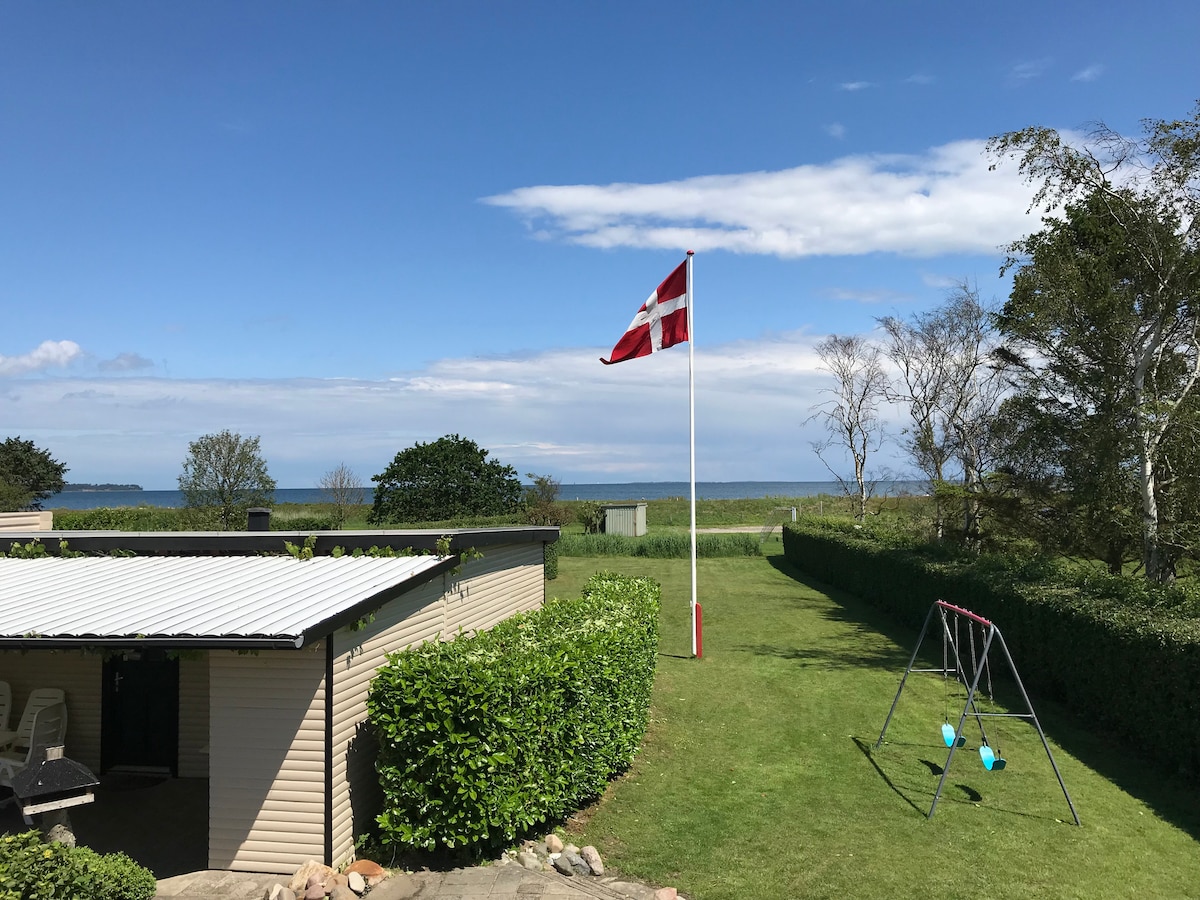 Charmerende sommerhus ved vandet