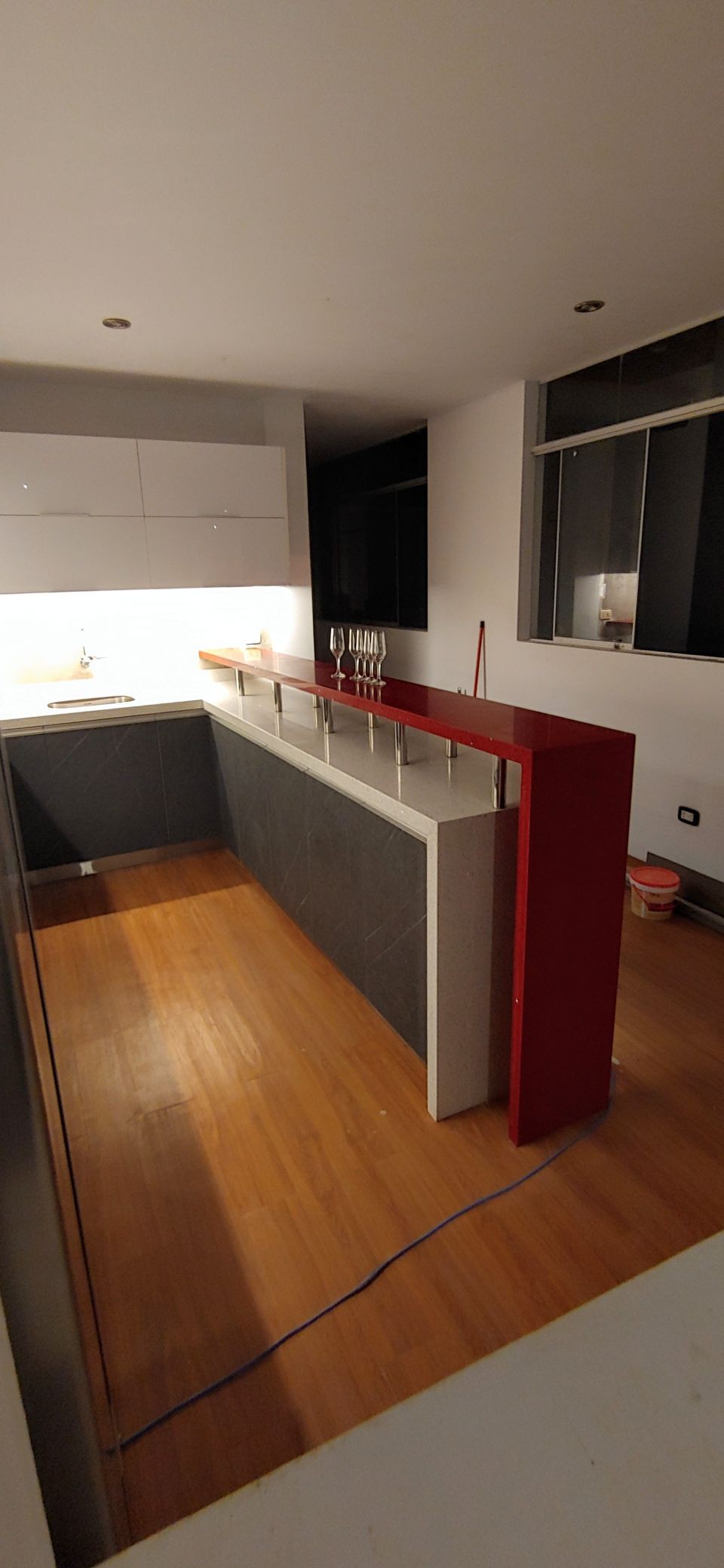 Departamentos de 100 m2 con: Sala+ comedor+kitechenet+ bar+1 dormitorio con baño + 4 dormitorios+ baño compartido.