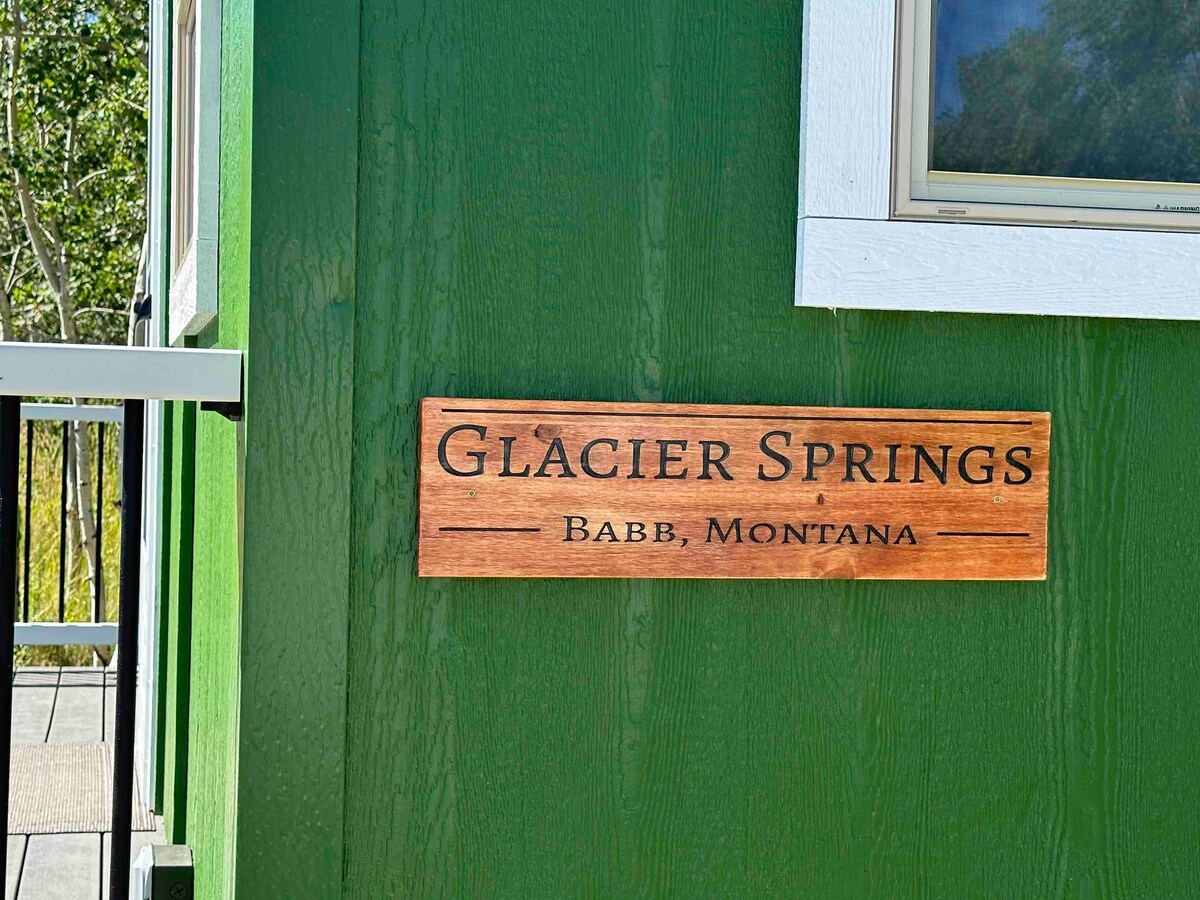 Glacier Springs Lodge New Cabin near Glacier