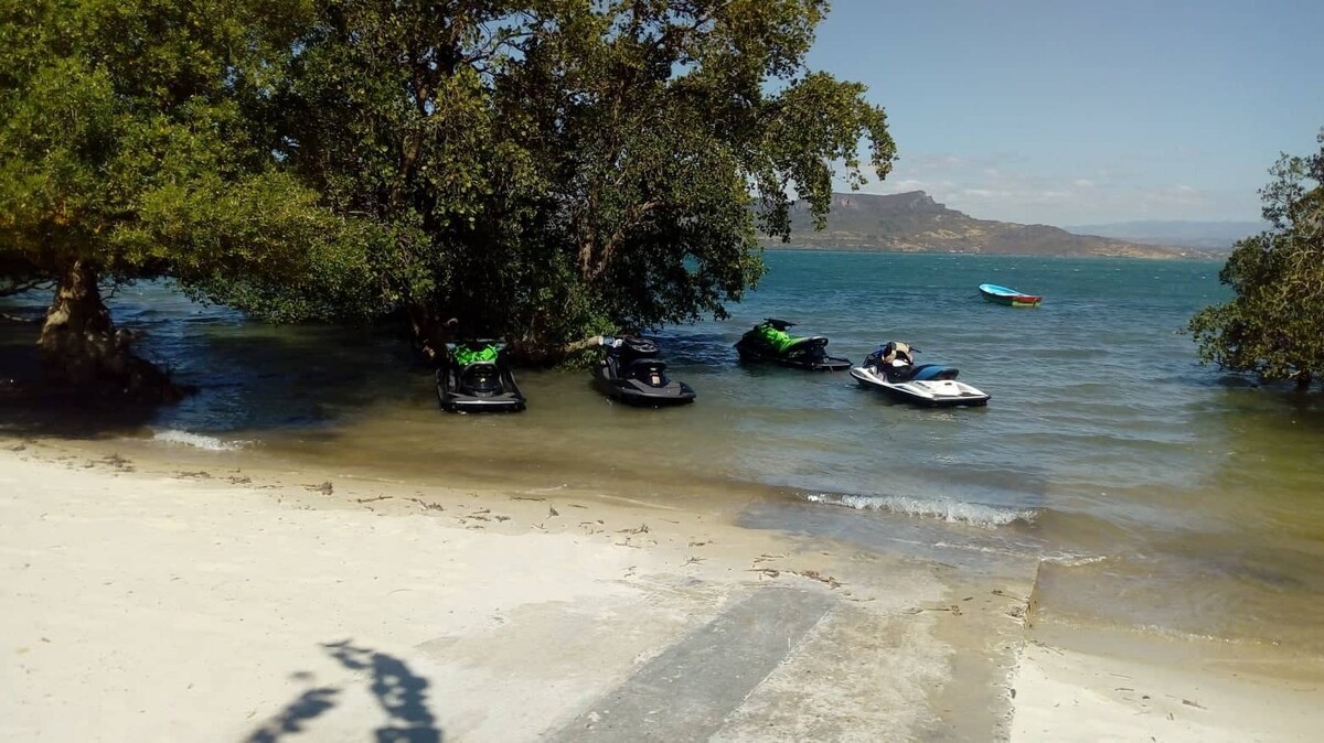 Haut de la villa avec piscine les pieds ds l'eau