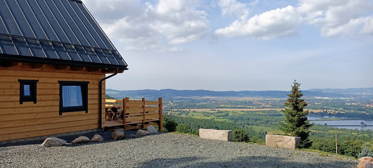 俯瞰山脉的Karkonosze山小屋