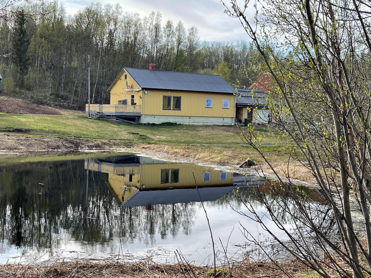 Trivelig, romslig hus på landet, 9 km fra Mosjøen.