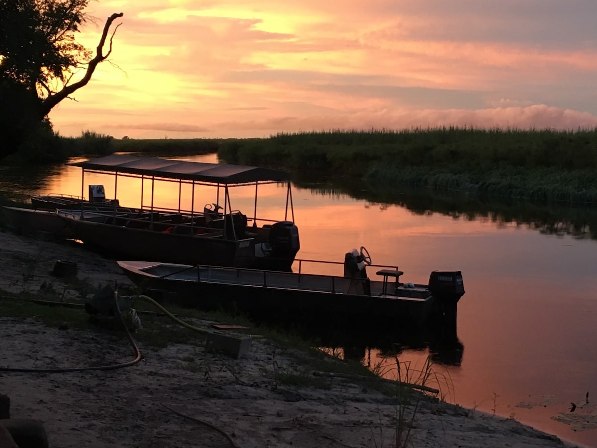 Swamp Stop River Lodge, Okavango River