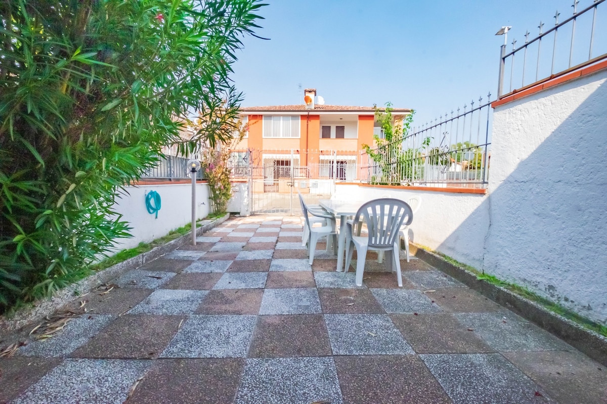 Spacious villa, 350 m from the sea, 8 beds, clima