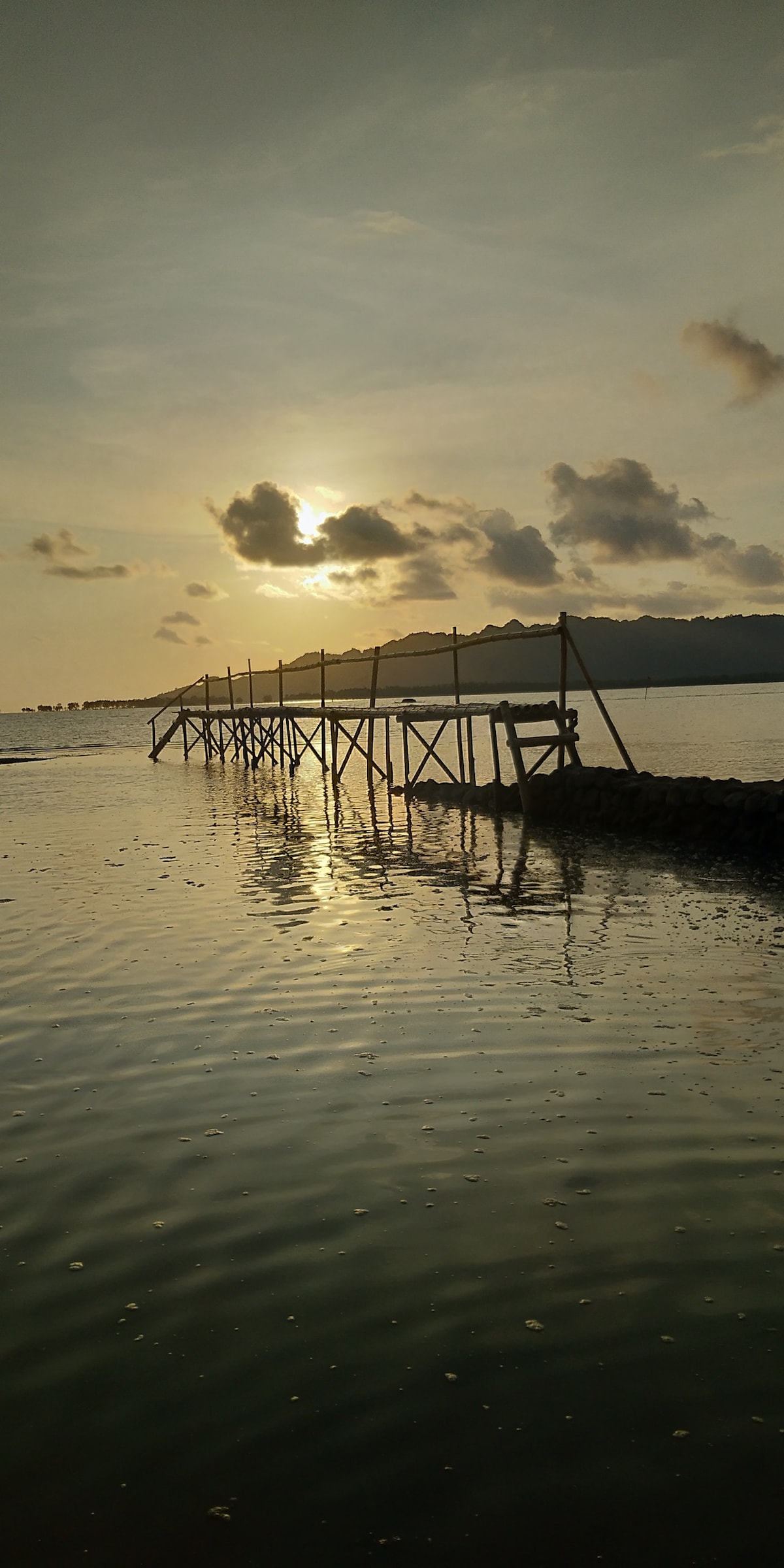 微风平静的海滩湾