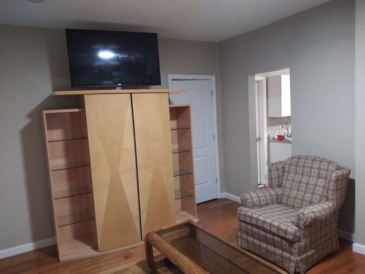 公寓1-Rm 3、有线电视、桌子、冰箱、洗衣房