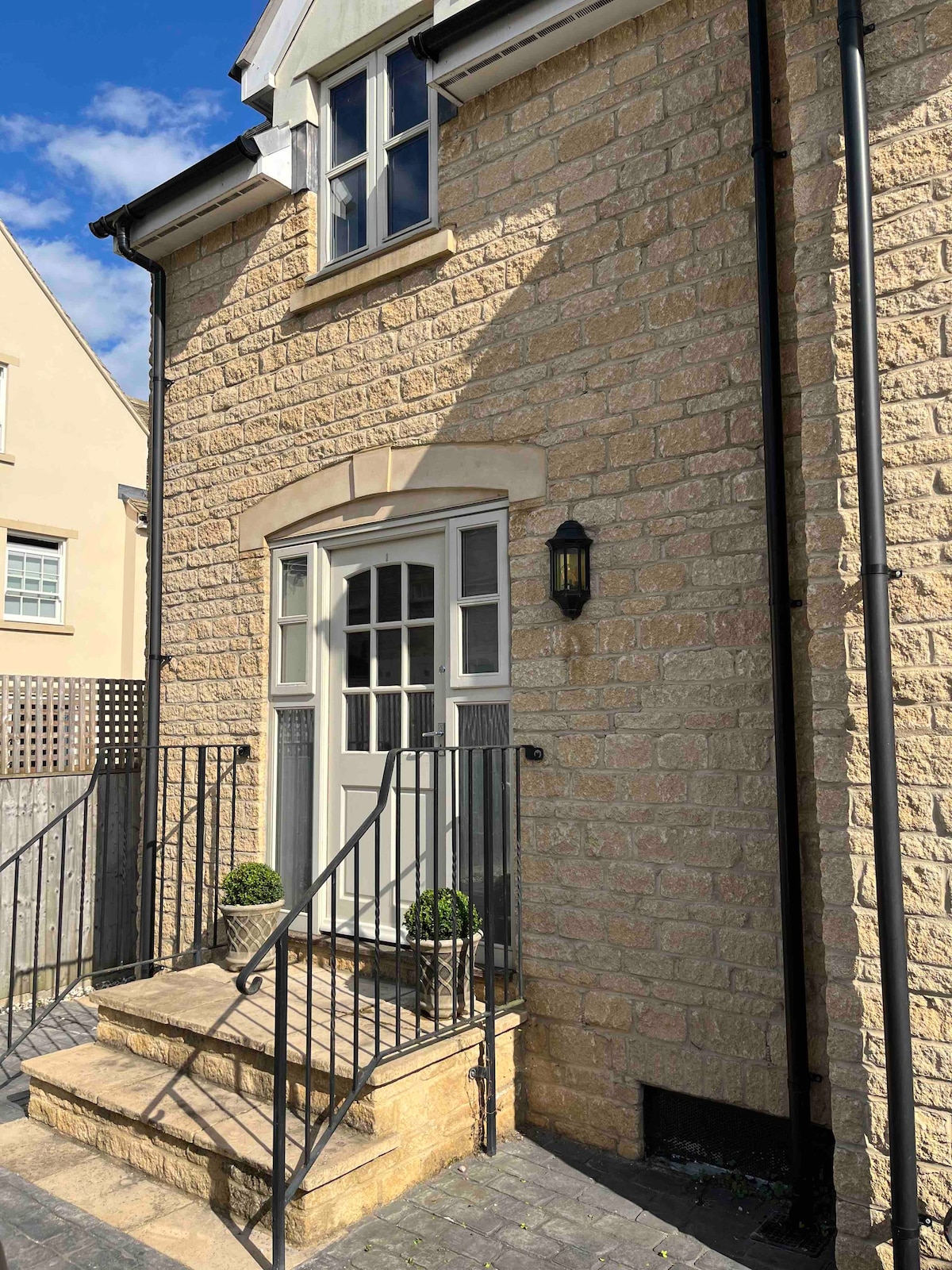 1 bed house, free parking, central Witney