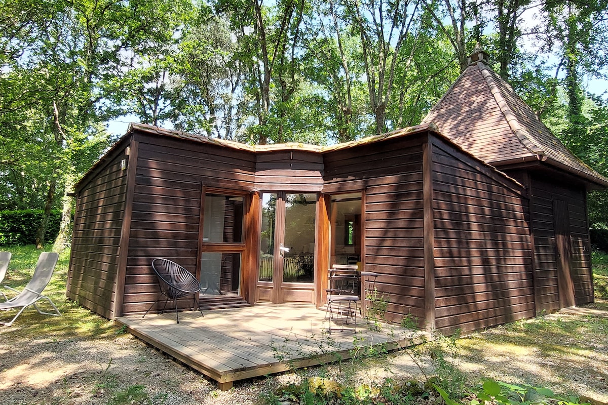 Chalet dans un sous bois de chênes