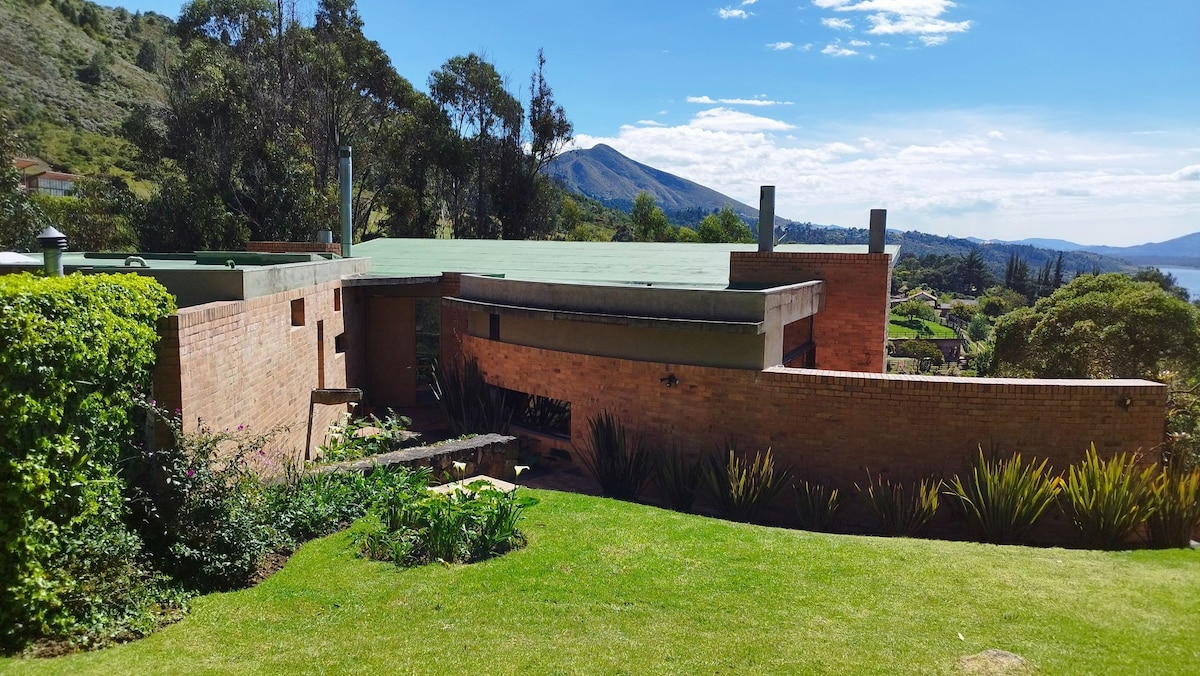 Casa en la montaña con vista al lago