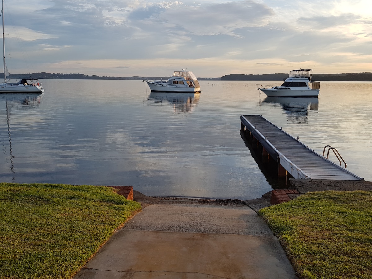 Sunshine On The Water Absolute Waterfront & Jetty