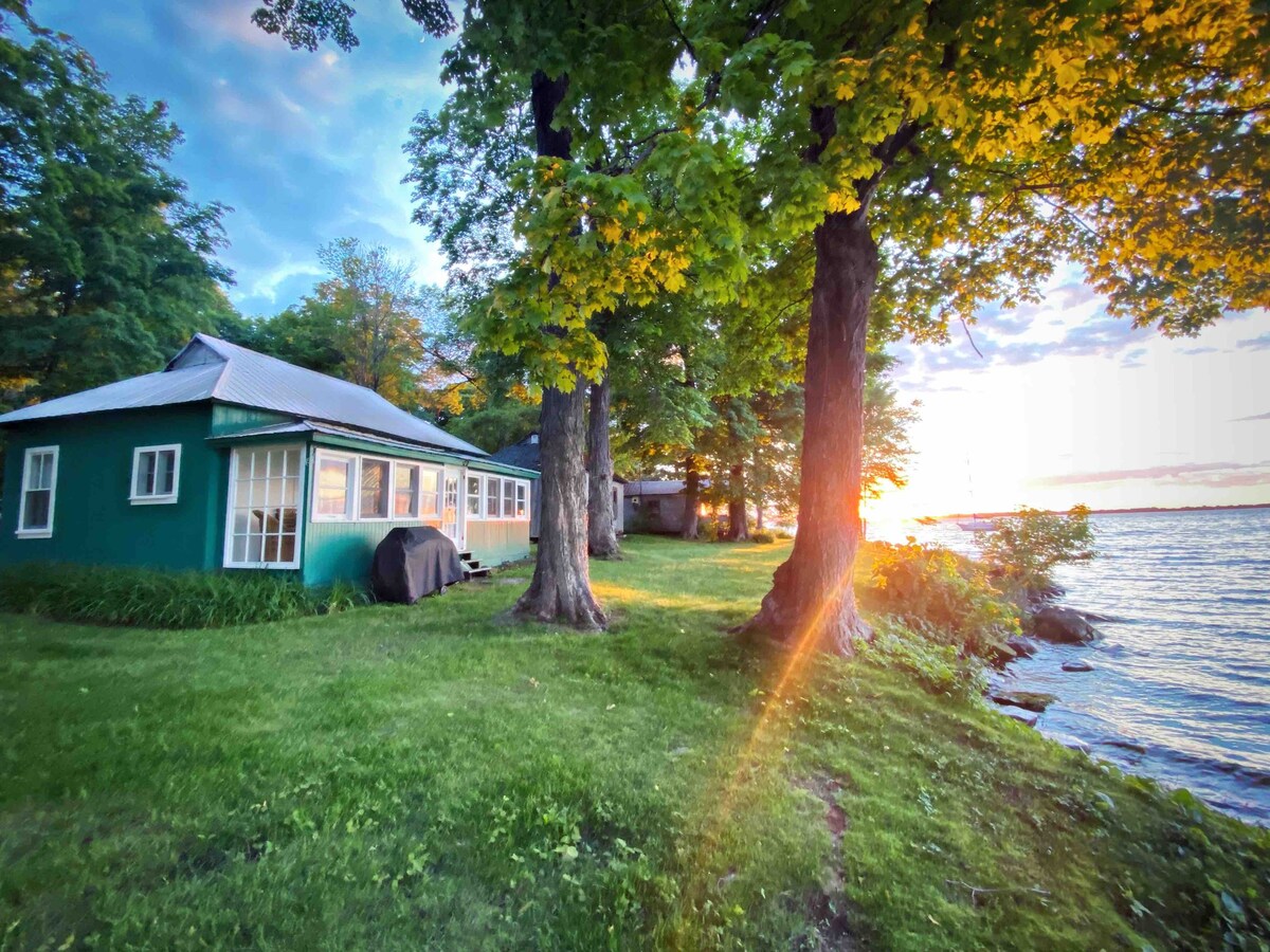 Adorable Renovated 125 yr old Waterfront Cottage