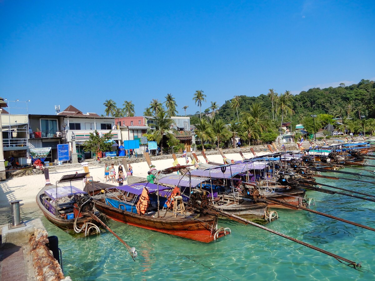 位于皮皮皮岛（ Phi Phi Island ）的壮丽三人间！