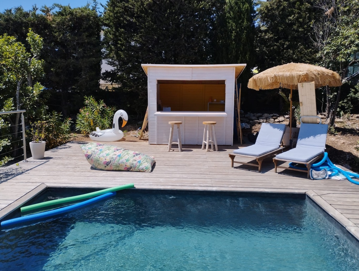 Villa avec piscine et jardin au calme