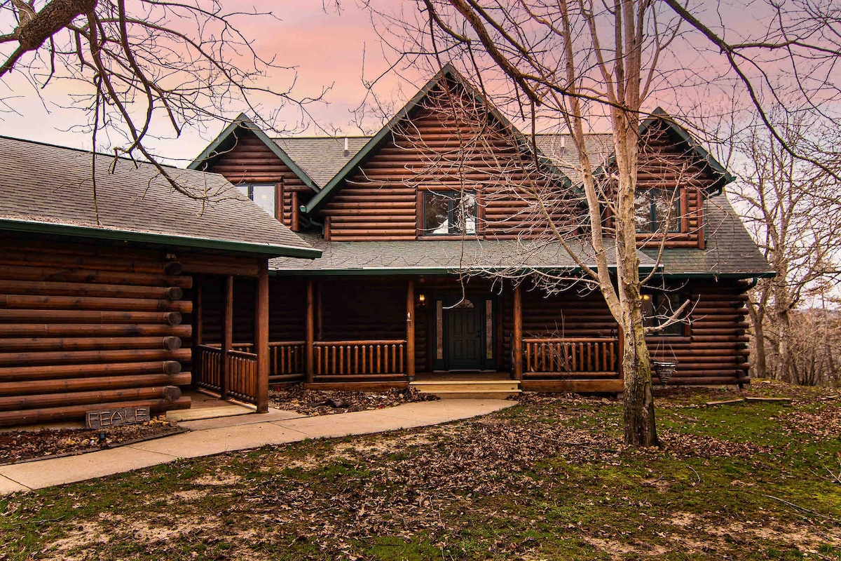 Secluded, Spacious Lodge close to Field of Dreams!