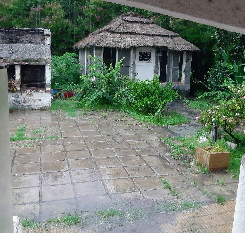 Casa en un pueblo lleno de vida con chimenea interior, amplio patio y muuucha paz... Para tomar un descanso a mitad de viaje...